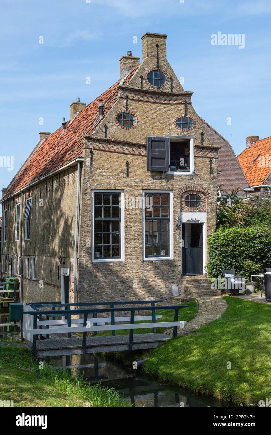 Facciata di una vecchia casa storica sul canale della pittoresca cittadina di Hindeloopen. Foto Stock