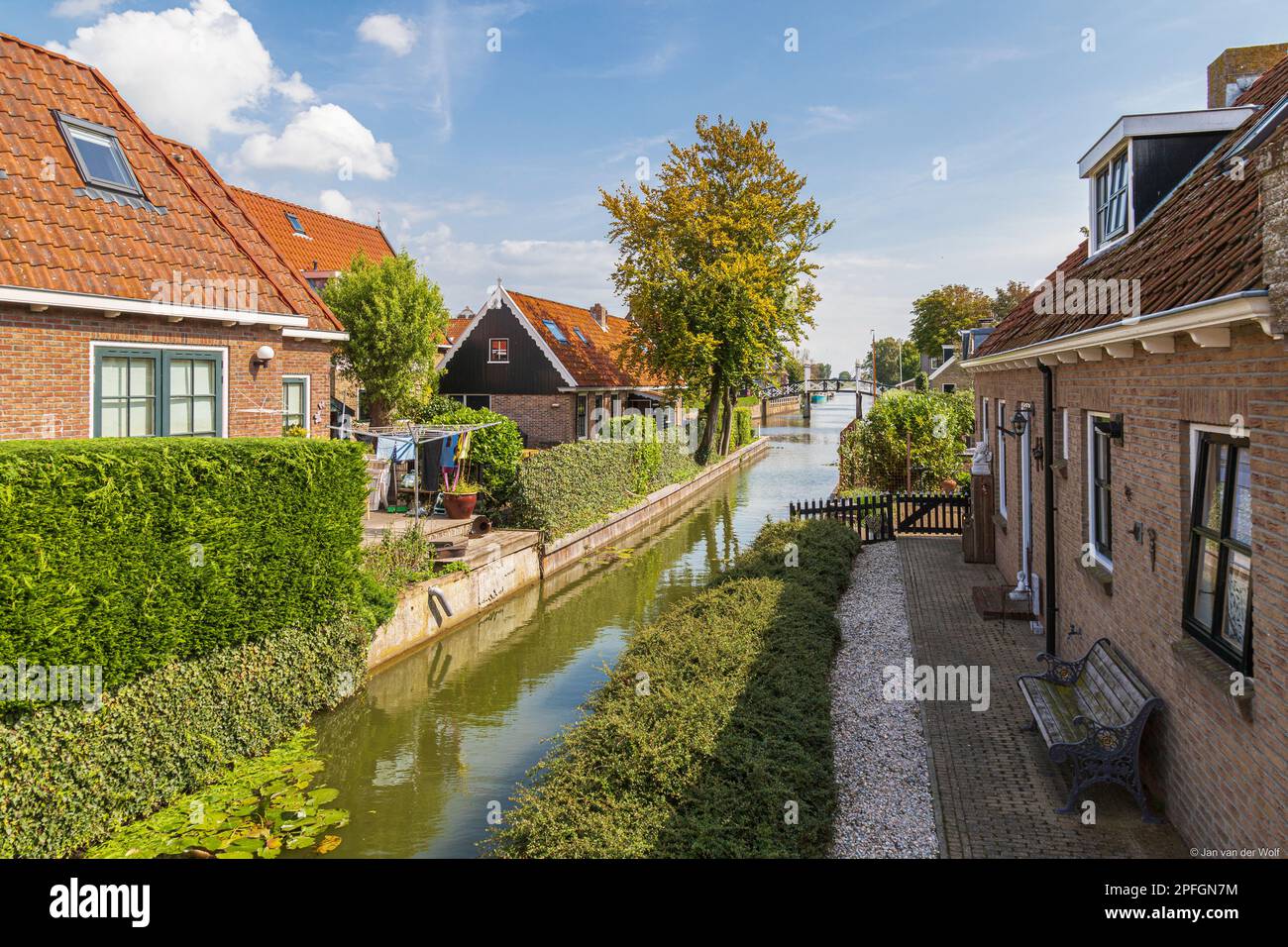 Paesaggio urbano della pittoresca cittadina olandese di Hindeloopen in Frisia. Foto Stock