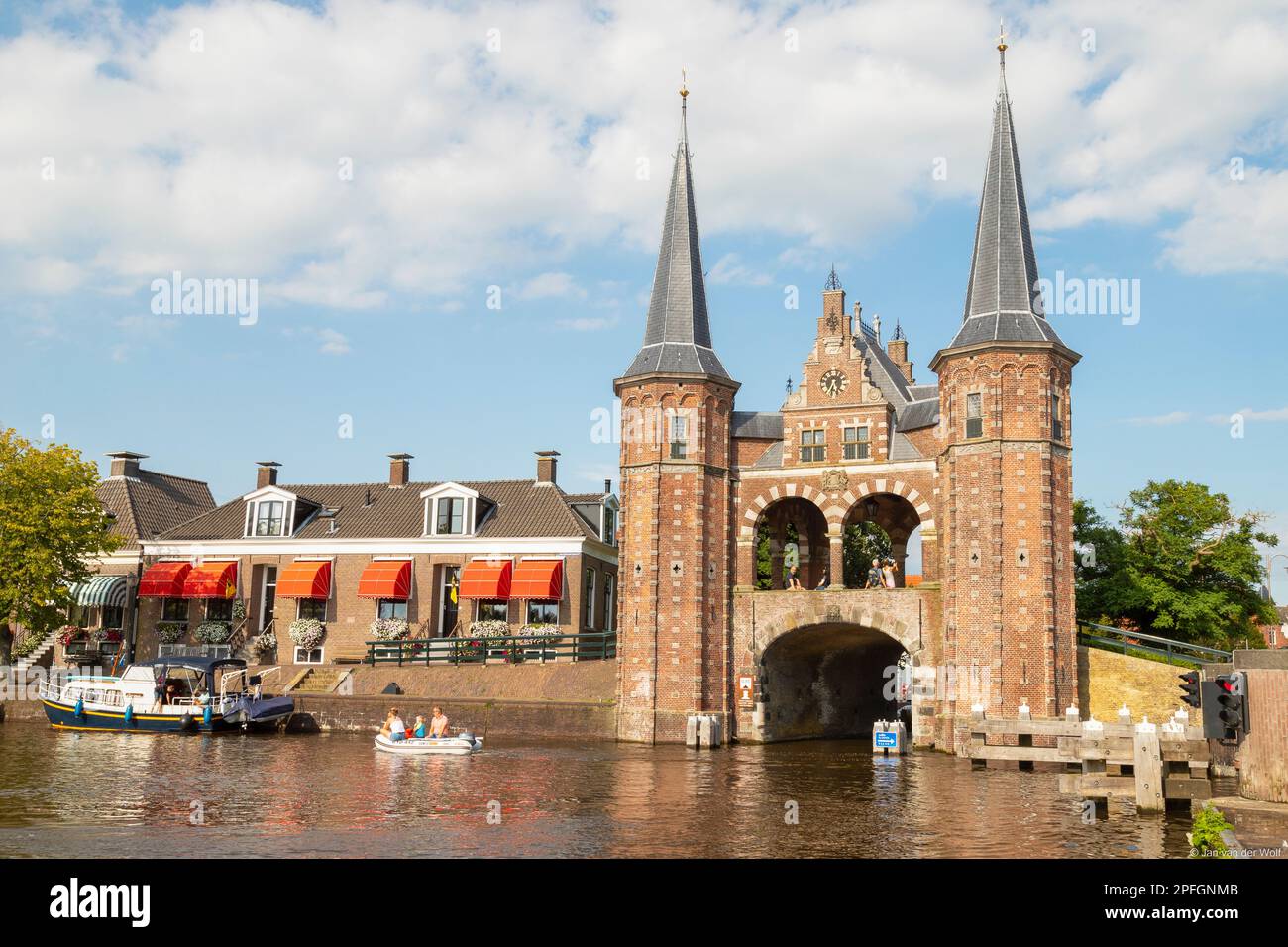 Antica porta d'acqua medievale nel centro della città olandese di Sneek in Frisia. Foto Stock