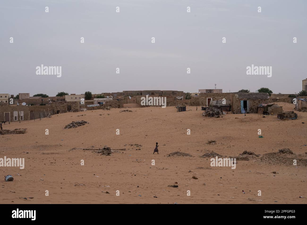 L'antica città di Chinguetti, in Mauritania, piena di sabbia e fiancheggiata da edifici storici in pietra. Foto Stock