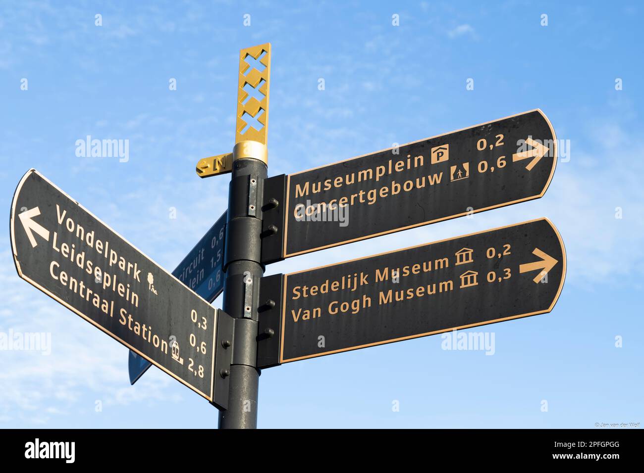 Segnaletica turistica per varie destinazioni nel centro di Amsterdam. Foto Stock