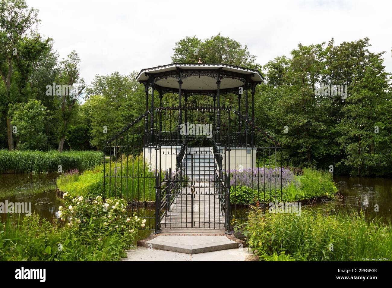Palco su un'isola rotonda nello stagno del Vondelpark di Amsterdam, costruito nel 1873. Foto Stock
