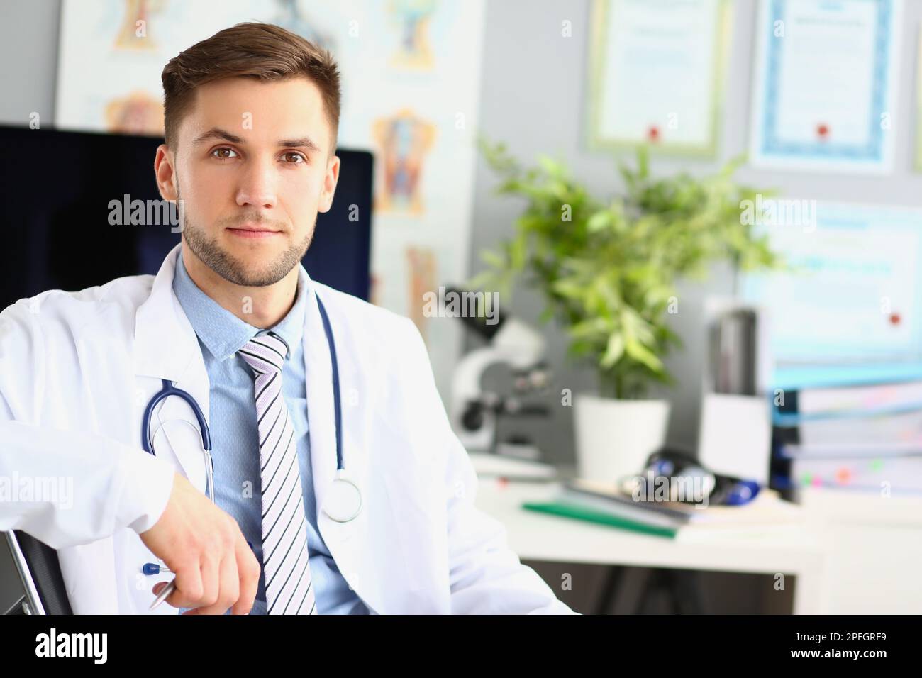Ritratto del giovane medico terapeuta cardiologo in clinica Foto Stock