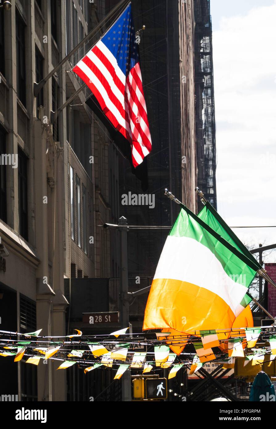 Il John Doe, pub irlandese sulla Fifth Avenue decorato con bandiere irlandesi per l'annuale St Celebrazioni del giorno di Patrizio, 2023, New York City, USA Foto Stock