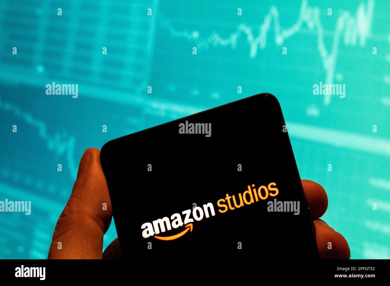 15 febbraio 2023, Cina: In questa illustrazione, il distributore americano  di produzione di streaming televisivo di proprietà di Amazon, il logo Amazon  Studios è visualizzato su uno smartphone con un grafico di