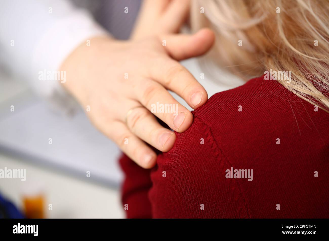 Il medico ha messo la mano simpatica sulla spalla del paziente Foto Stock