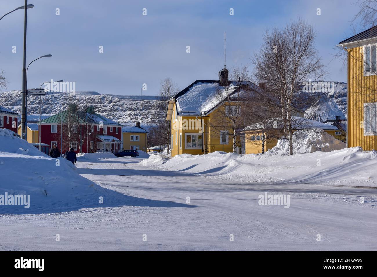 Kiruna, Svezia, marzo 10 2023. Nella zona residenziale Bolagsomradet, dal LKAB. Giornata invernale soleggiata. Foto Stock