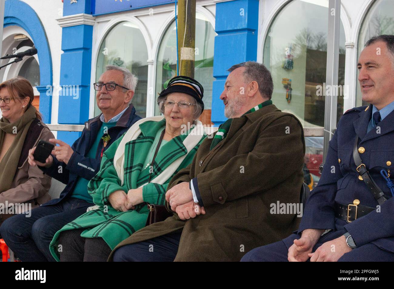 Venerdì 17 marzo 2023 Bantry West Cork, Irlanda; Bantry ha tenuto è St. La sfilata del giorno di Patrick oggi. Più di 20 galleggianti di scuole, club e aziende locali hanno partecipato con Hazel Vickery come Grand Marshall e guidato da Ballingeary Pipe Band. Questa è la parata del 2nd che si svolgerà dopo la pandemia del 19. Più di 200 persone si sono rivelate per assistere alla parata che era MC’d da Gearoid o’Leary. Hazel Vickery con Denis o'Donovan sullo stand. Credit ed/Alamy Live News. Foto Stock