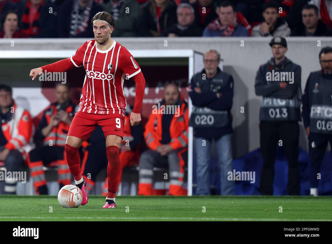 Lucas Holer di SC Freiburg controlla la palla durante il round della UEFA Europa League di 16 partita di seconda gamba tra SC Freiburg e Juventus FC allo Stade Europa-Park il 16 2023 marzo a Friburgo, Germania . Foto Stock