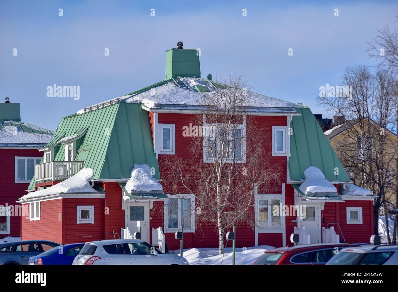 Kiruna, Svezia, marzo 10 2023. Nella zona residenziale Bolagsomradet, dal LKAB. Giornata invernale soleggiata. Foto Stock