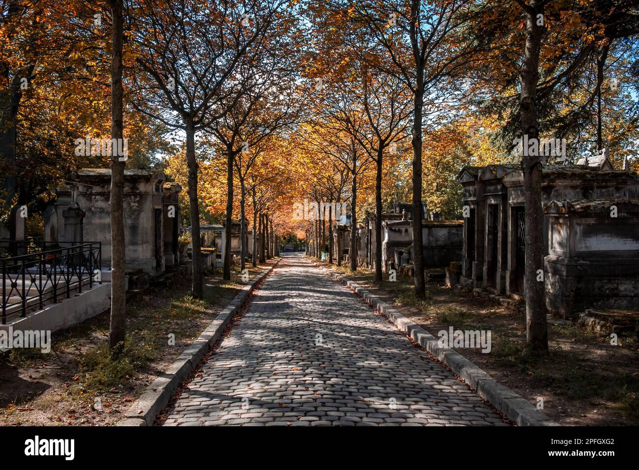Parigi, Francia, ottobre 2022, vista di un vicolo nel cimitero di Père Lachaise Foto Stock