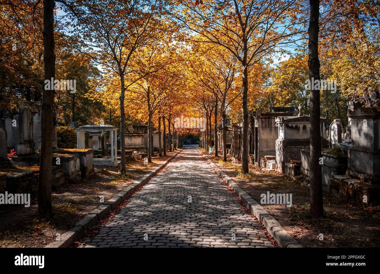 Parigi, Francia, ottobre 2022, vista di un vicolo nel cimitero di Père Lachaise Foto Stock