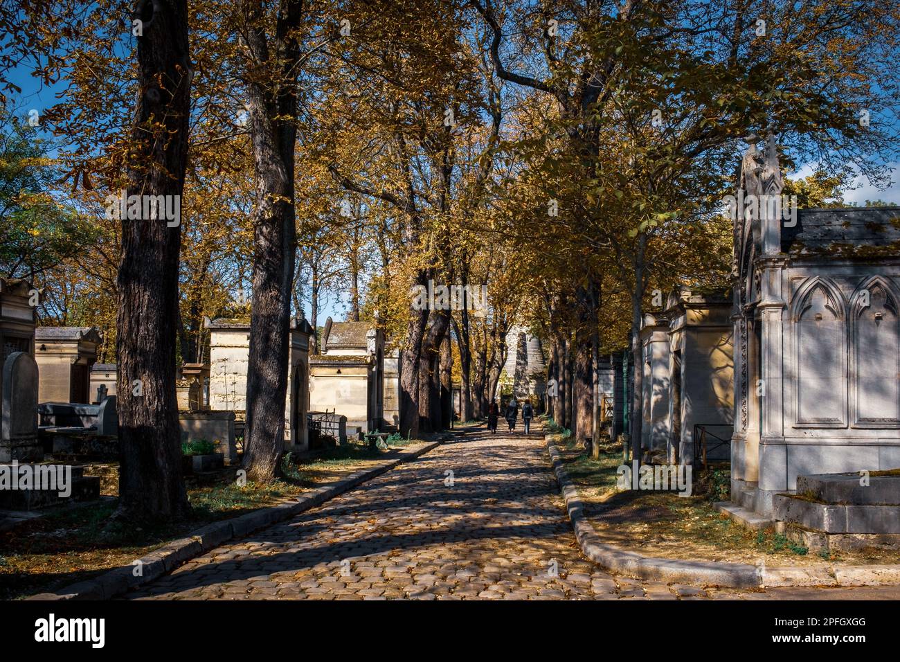 Parigi, Francia, ottobre 2022, vista di un vicolo nel cimitero di Père Lachaise Foto Stock