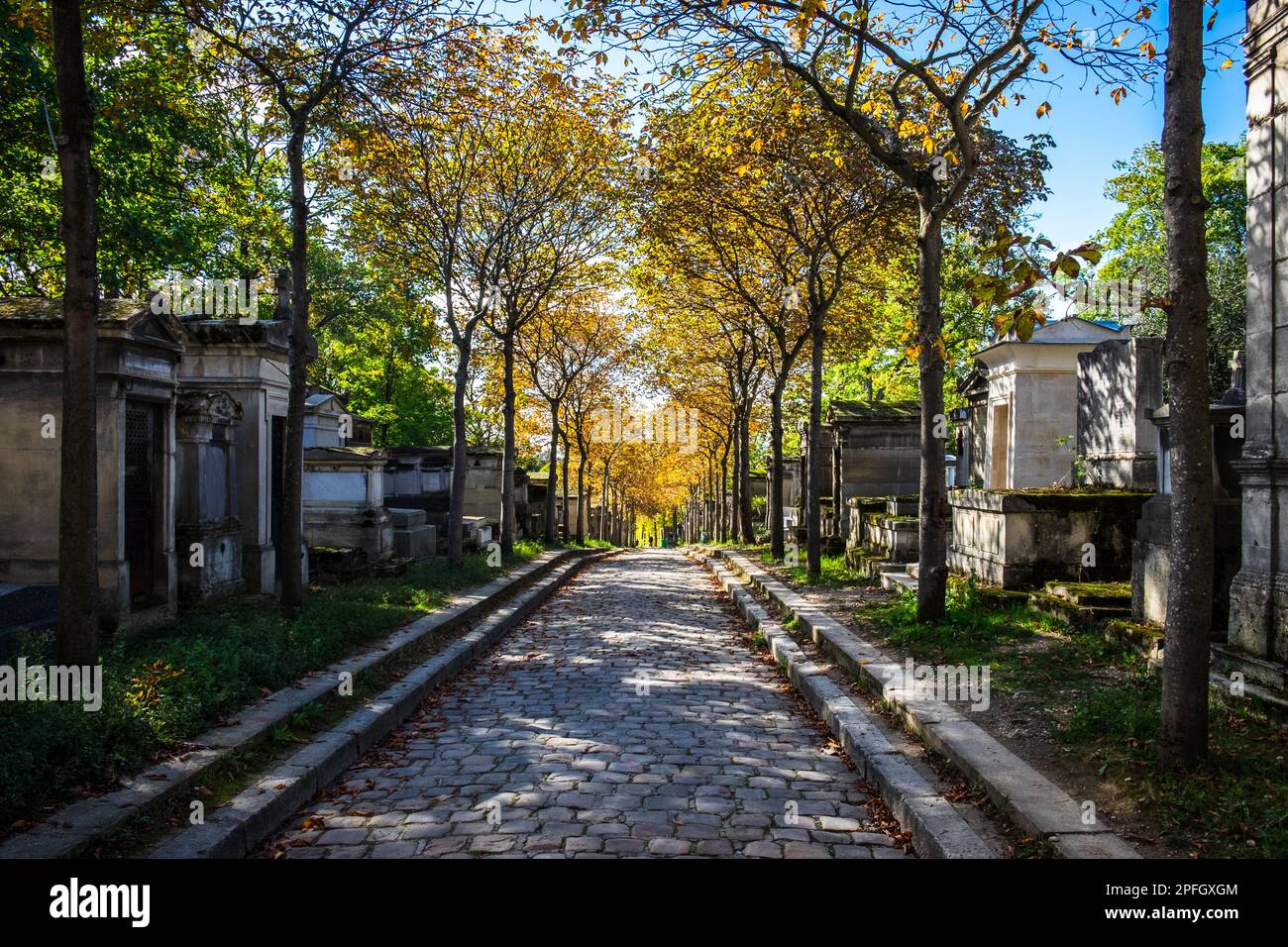 Parigi, Francia, ottobre 2022, vista di un vicolo nel cimitero di Père Lachaise Foto Stock