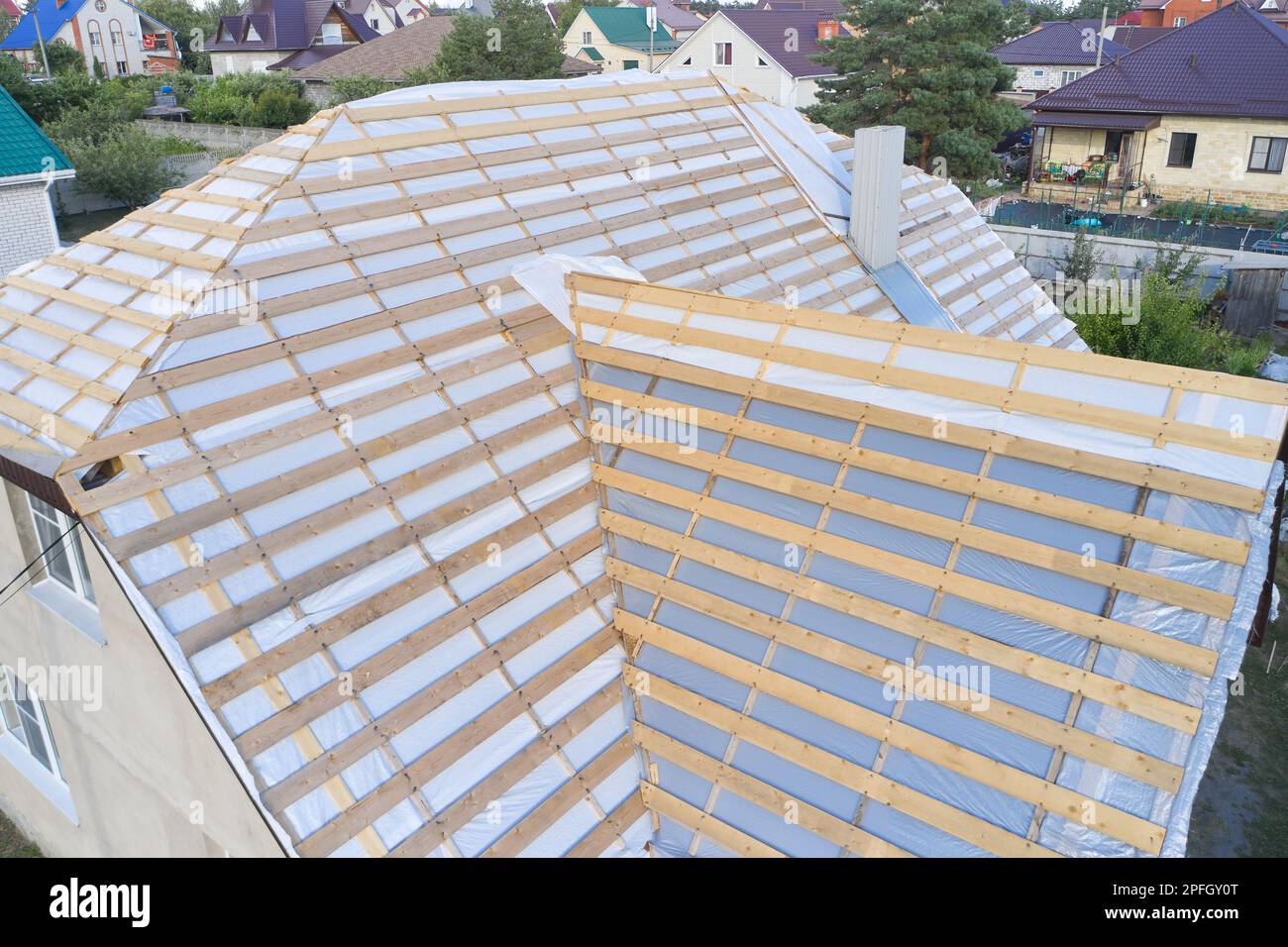 Costruzione di tetti con travi e impermeabilizzazione Foto Stock