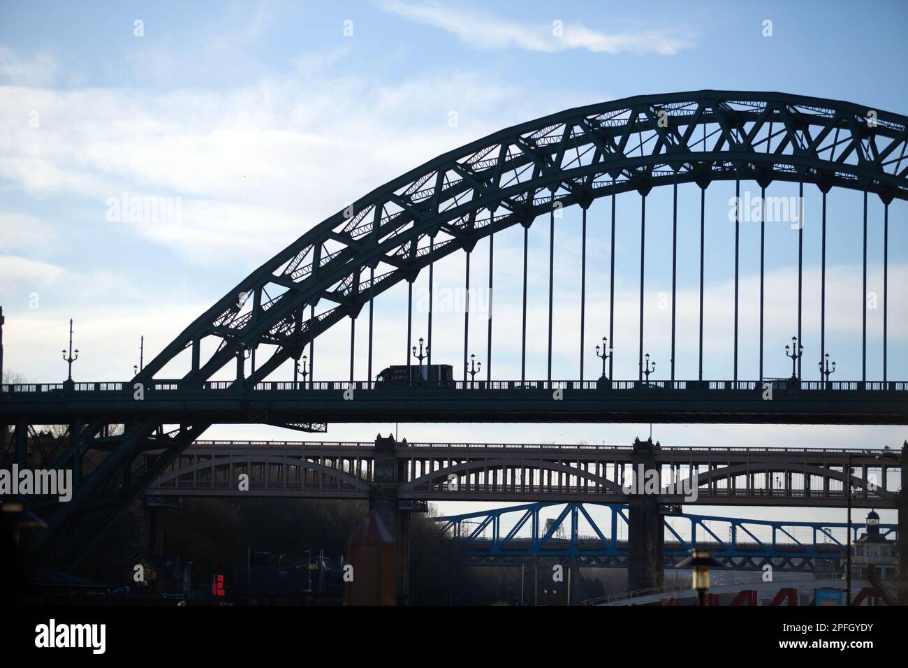 Il Tyne Bridge nella città di Newcastle, nel nord-est di Englnd, che ha ottenuto finanziamenti per importanti lavori di manutenzione. Il Tyne Bridge collega Newcastle up Foto Stock