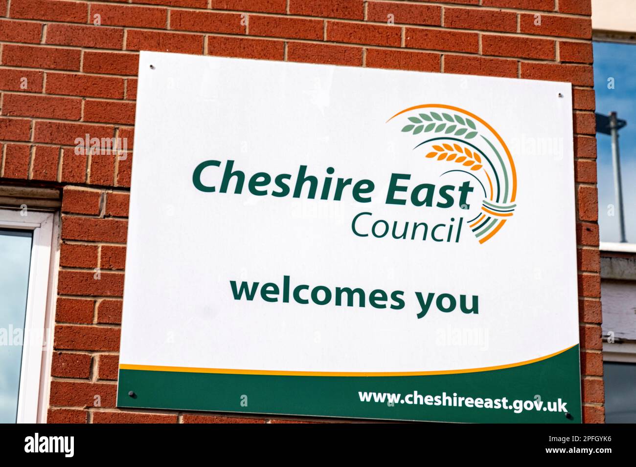 Cheshire East Council vi dà il benvenuto segno su Delamere House a Crewe Cheshire UK Foto Stock