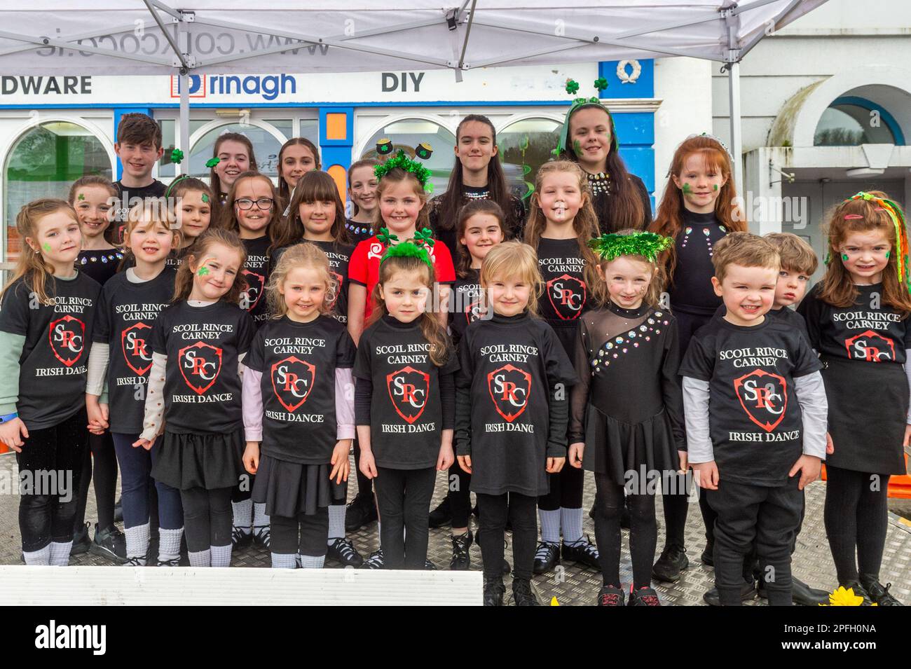 Bantry, West Cork, Irlanda. 17th Mar, 2023. Bantry ha tenuto la sua St. Il giorno di Patrick sfilò questo pomeriggio davanti a circa 2.000 spettatori. Alla parata hanno suonato lo Swil Rince Carney Irish Dance Group. Credit: AG News/Alamy Live News Foto Stock