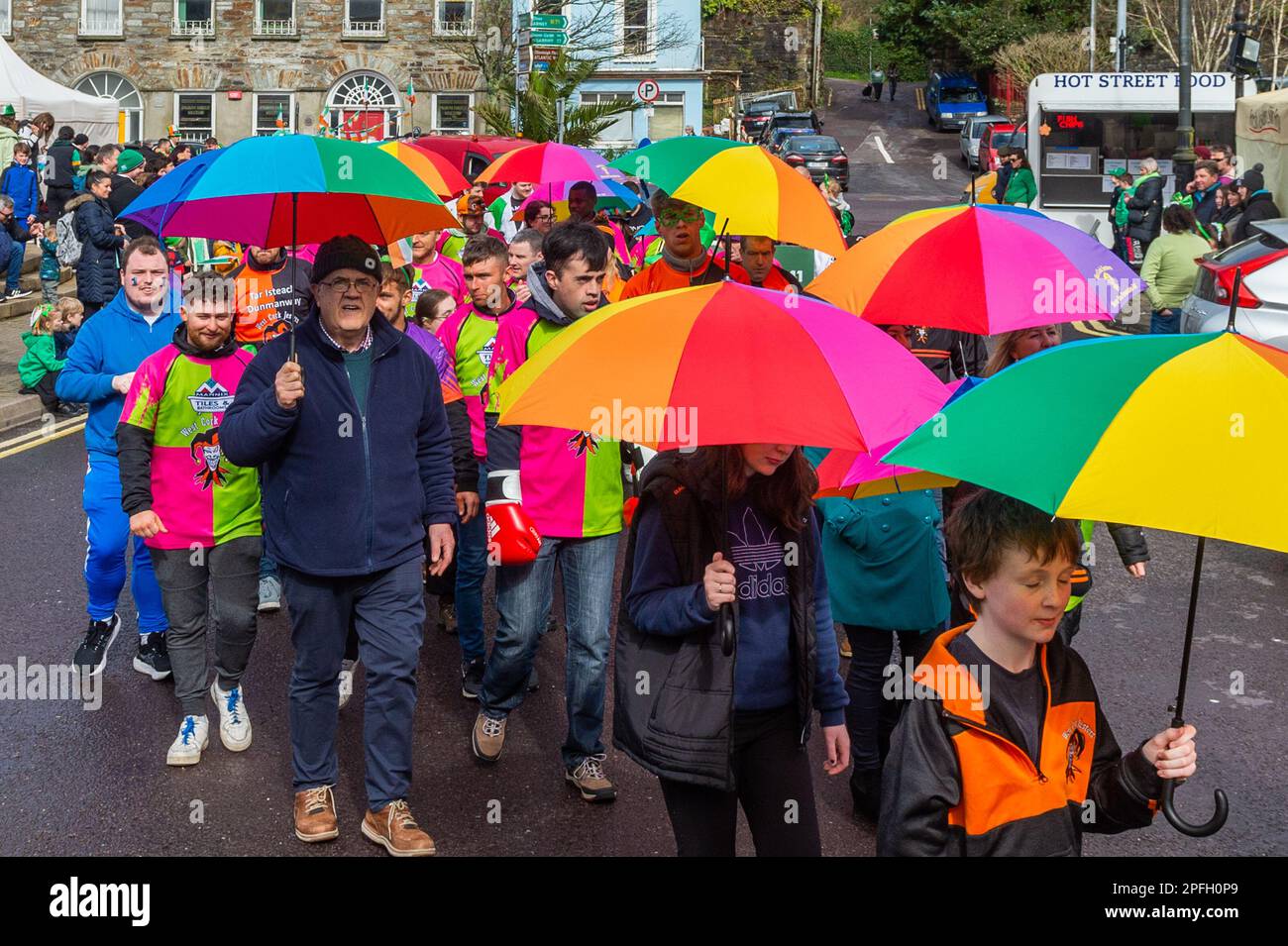 Bantry, West Cork, Irlanda. 17th Mar, 2023. Bantry ha tenuto la sua St. Il giorno di Patrick sfilò questo pomeriggio davanti a circa 2.000 spettatori. I Jesters di Cork ad ovest hanno partecipato alla parata. Credit: AG News/Alamy Live News Foto Stock