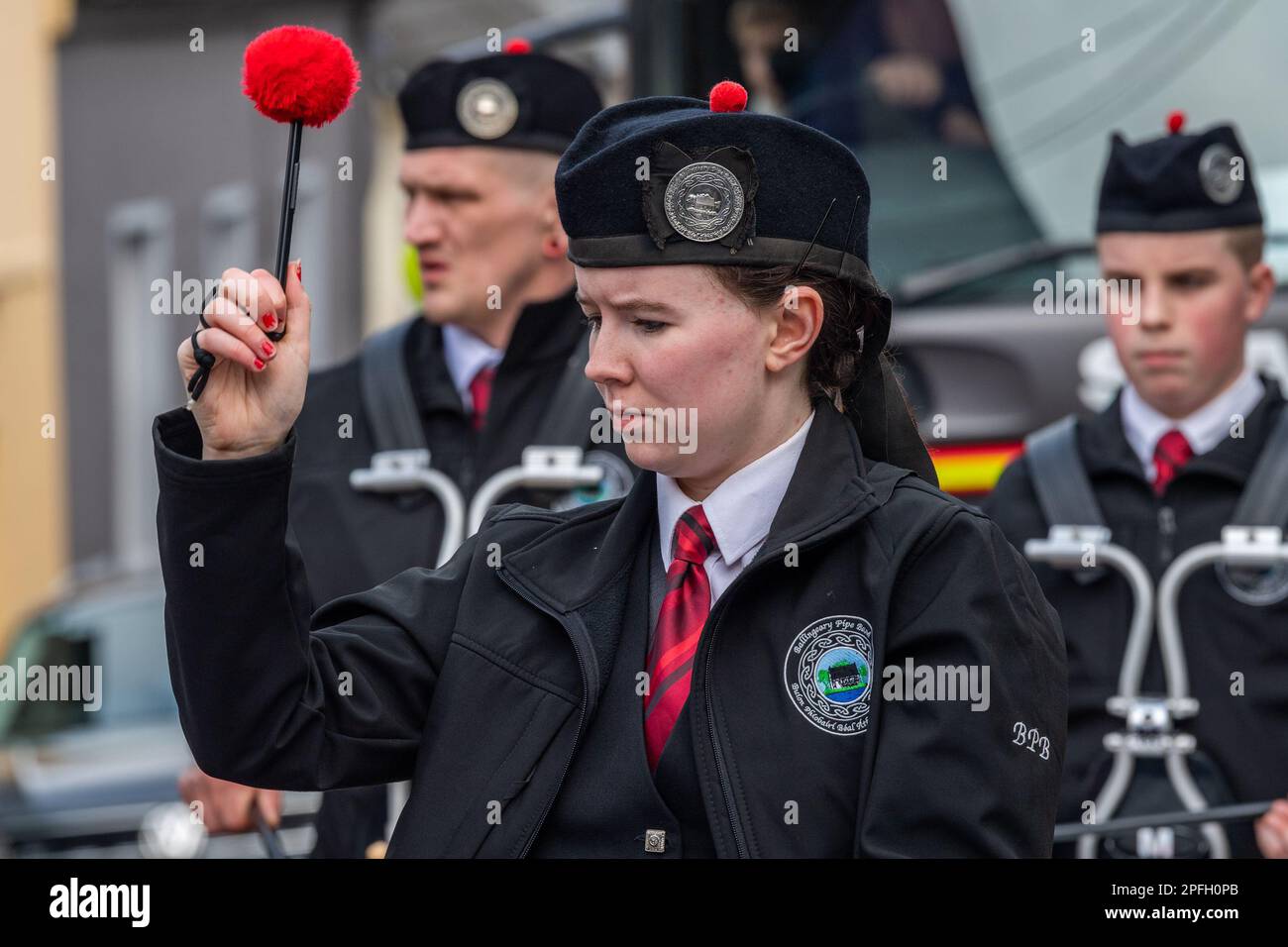 Bantry, West Cork, Irlanda. 17th Mar, 2023. Bantry ha tenuto la sua St. Il giorno di Patrick sfilò questo pomeriggio davanti a circa 2.000 spettatori. La Ballingeary Pipe Band guidò la parata. Credit: AG News/Alamy Live News Foto Stock