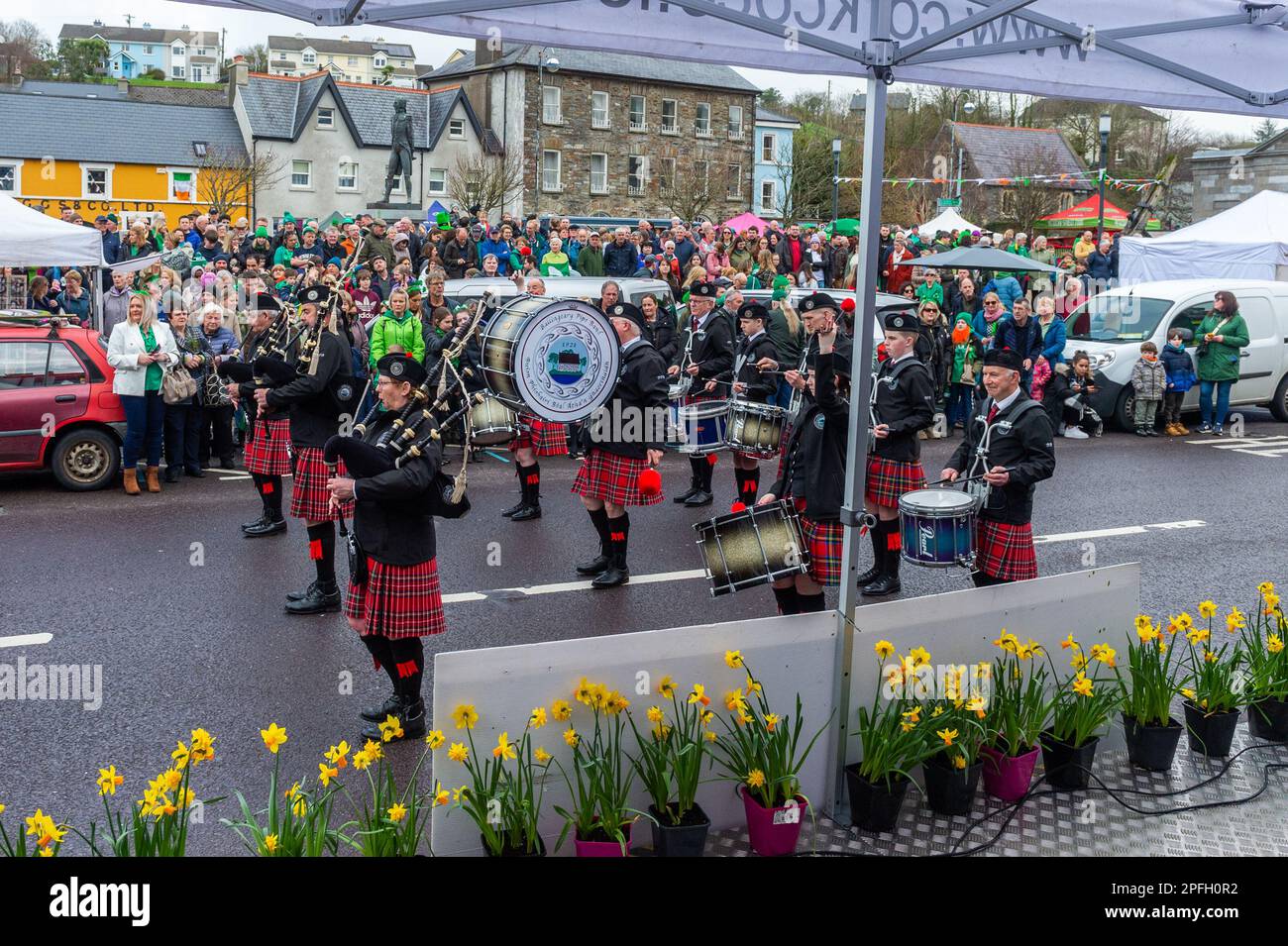 Bantry, West Cork, Irlanda. 17th Mar, 2023. Bantry ha tenuto la sua St. Il giorno di Patrick sfilò questo pomeriggio davanti a circa 2.000 spettatori. La Ballingeary Pipe Band guidò la parata. Credit: AG News/Alamy Live News Foto Stock