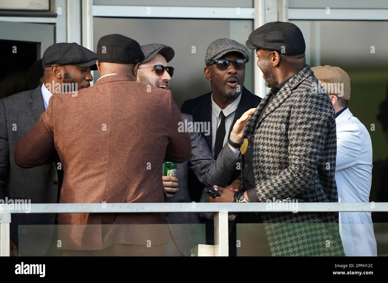 Idris Elba (centro) il quarto giorno del Festival di Cheltenham all'ippodromo di Cheltenham. Data immagine: Venerdì 17 marzo 2023. Foto Stock