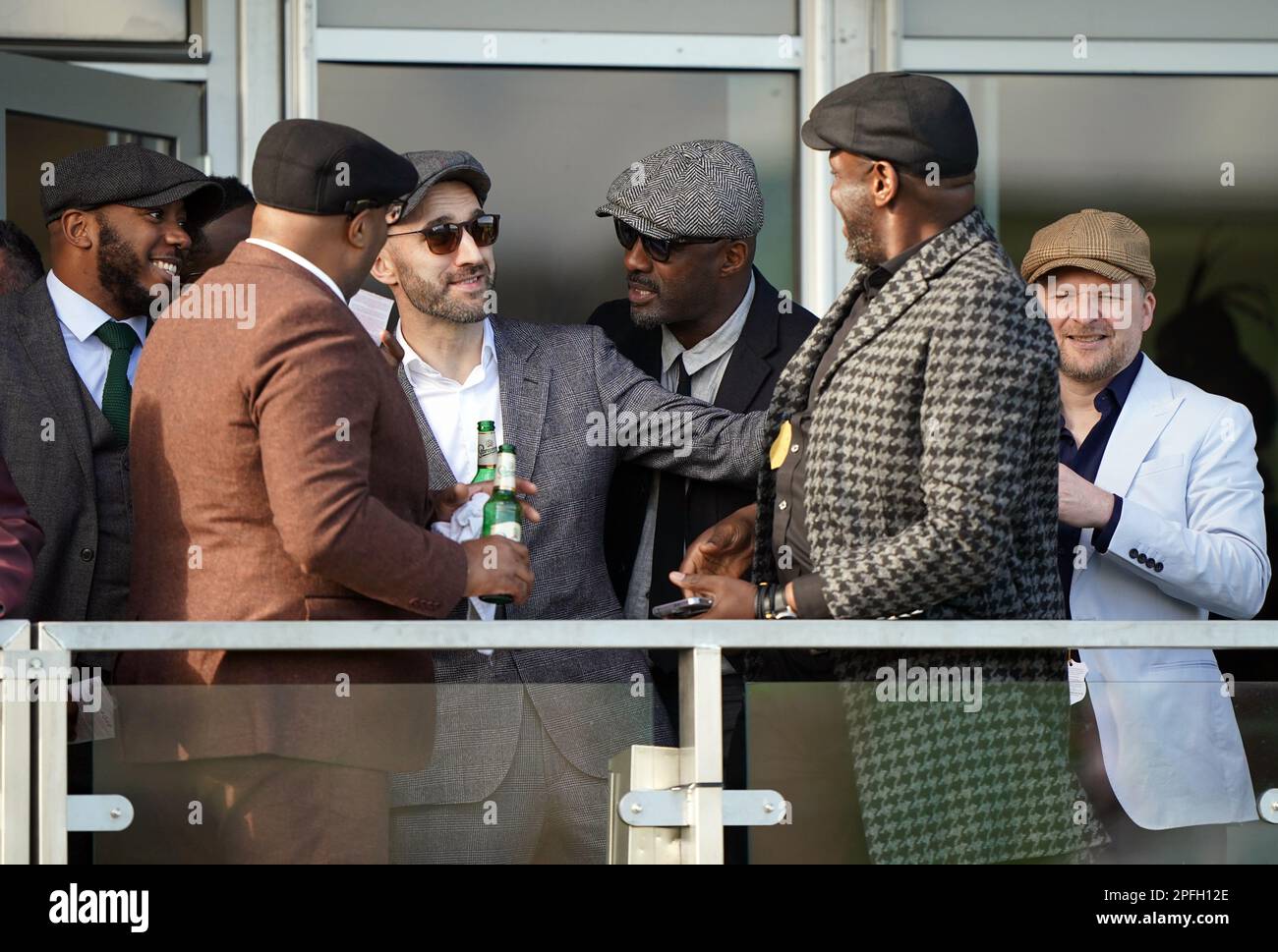 Idris Elba (centro) il quarto giorno del Festival di Cheltenham all'ippodromo di Cheltenham. Data immagine: Venerdì 17 marzo 2023. Foto Stock