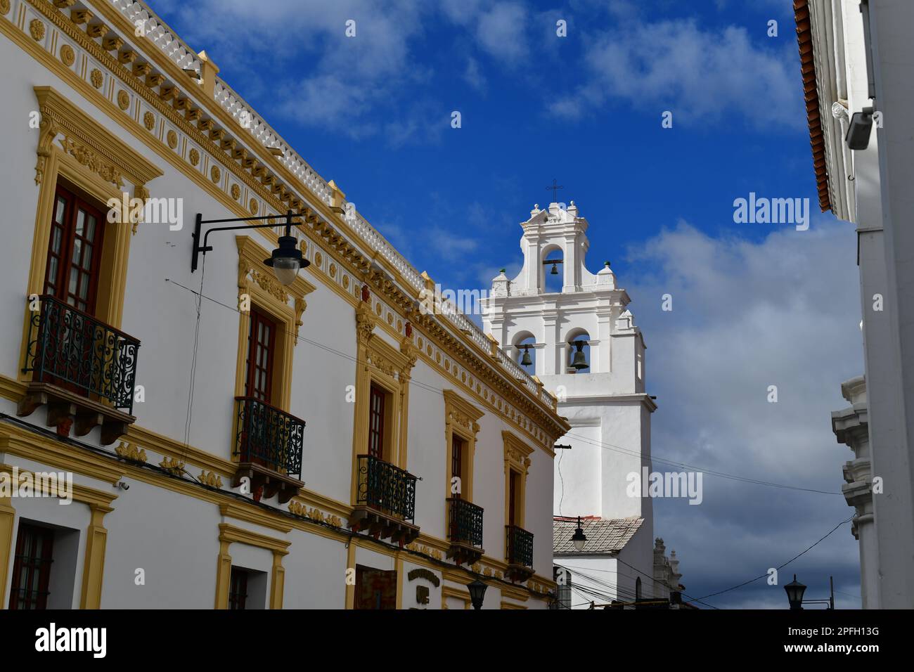 Narrow Street nel centro storico di Sucre, Bolivia Foto Stock