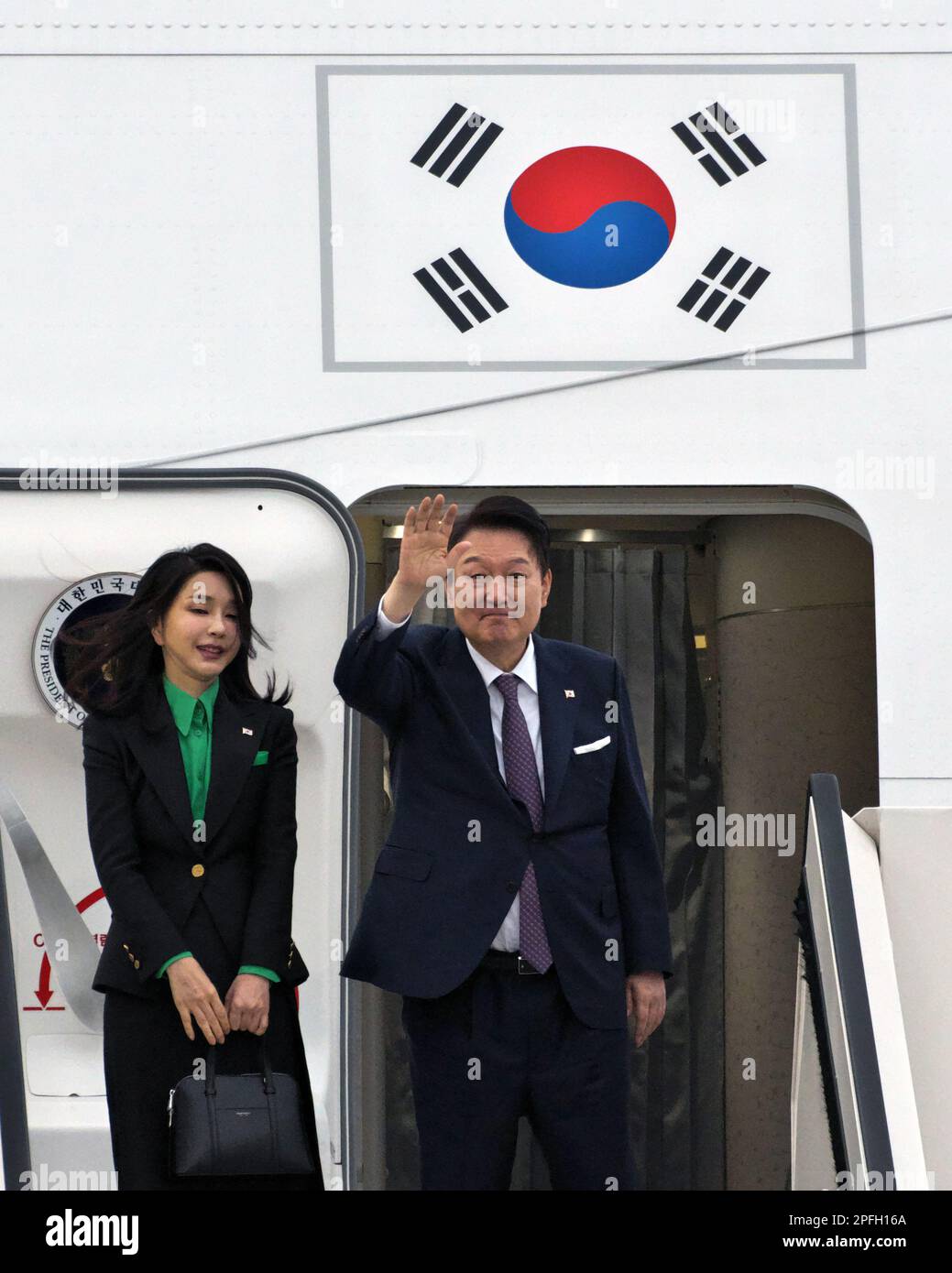 Tokyo, Giappone. 17th Mar, 2023. Il presidente sudcoreano Yoon Suk-yeol e sua moglie Kim Keon-hee WAVE prima di imbarcarsi sul Boeing 747-8i 'Code One' all'aeroporto internazionale di Tokyo, Giappone, giovedì 17 marzo 2023. Foto di Keizo Mori/UPI Credit: UPI/Alamy Live News Foto Stock