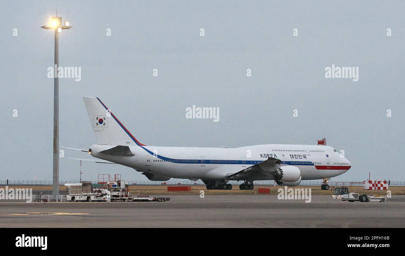 Tokyo, Giappone. 17th Mar, 2023. Il presidente della Corea del Sud Yoon Suk-yeol a bordo del Boeing 747-8i 'Code One' parte dall'aeroporto internazionale di Tokyo, in Giappone, giovedì 17 marzo 2023. Foto di Keizo Mori/UPI Credit: UPI/Alamy Live News Foto Stock