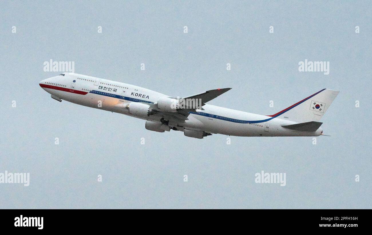 Tokyo, Giappone. 17th Mar, 2023. Il presidente della Corea del Sud Yoon Suk-yeol a bordo del Boeing 747-8i 'Code One' parte dall'aeroporto internazionale di Tokyo, in Giappone, giovedì 17 marzo 2023. Foto di Keizo Mori/UPI Credit: UPI/Alamy Live News Foto Stock