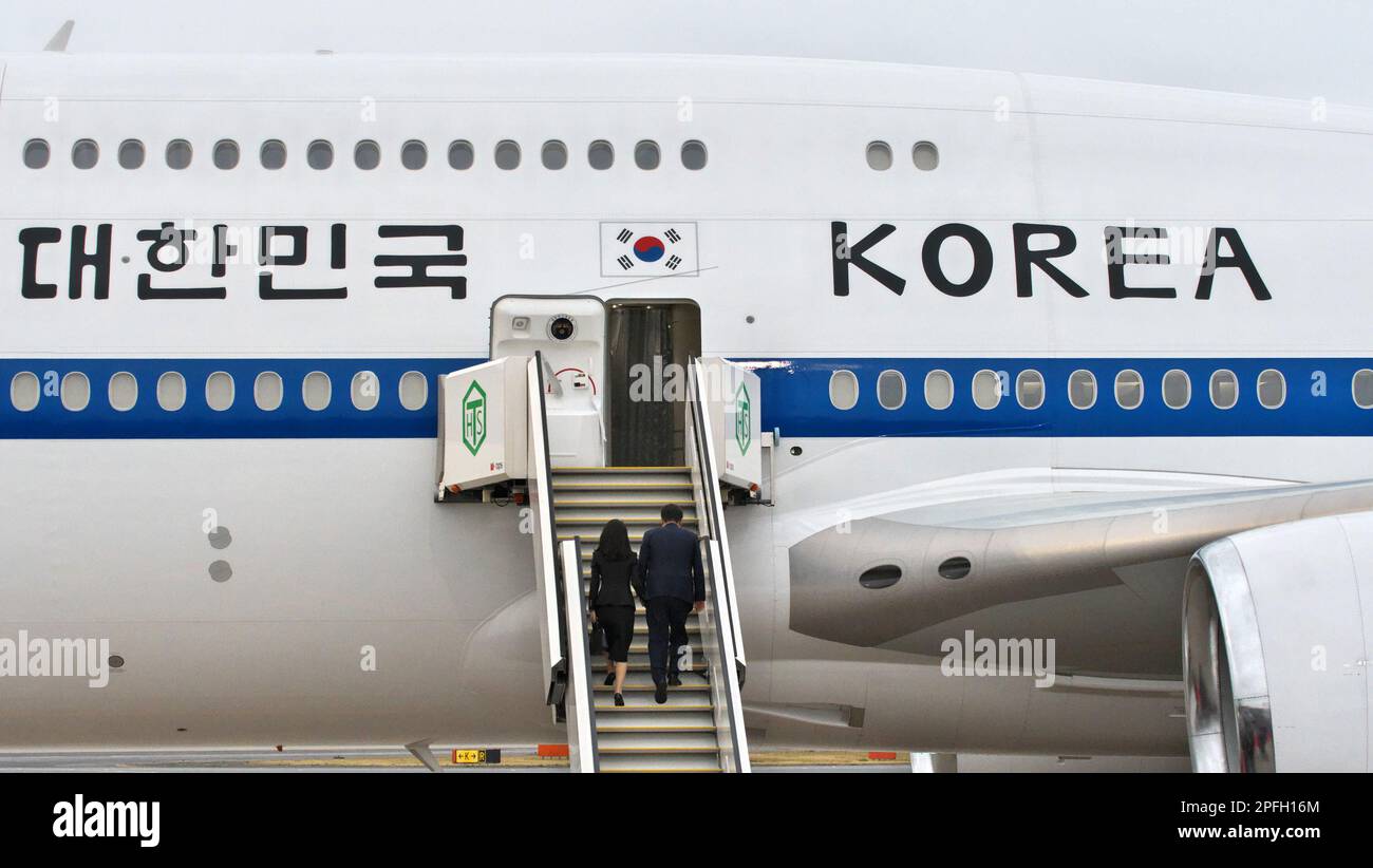 Tokyo, Giappone. 17th Mar, 2023. Il presidente sudcoreano Yoon Suk-yeol e sua moglie Kim Keon-hee salpano a bordo del Boeing 747-8i 'Code One' all'aeroporto internazionale di Tokyo, Giappone, giovedì 17 marzo 2023. Foto di Keizo Mori/UPI Credit: UPI/Alamy Live News Foto Stock