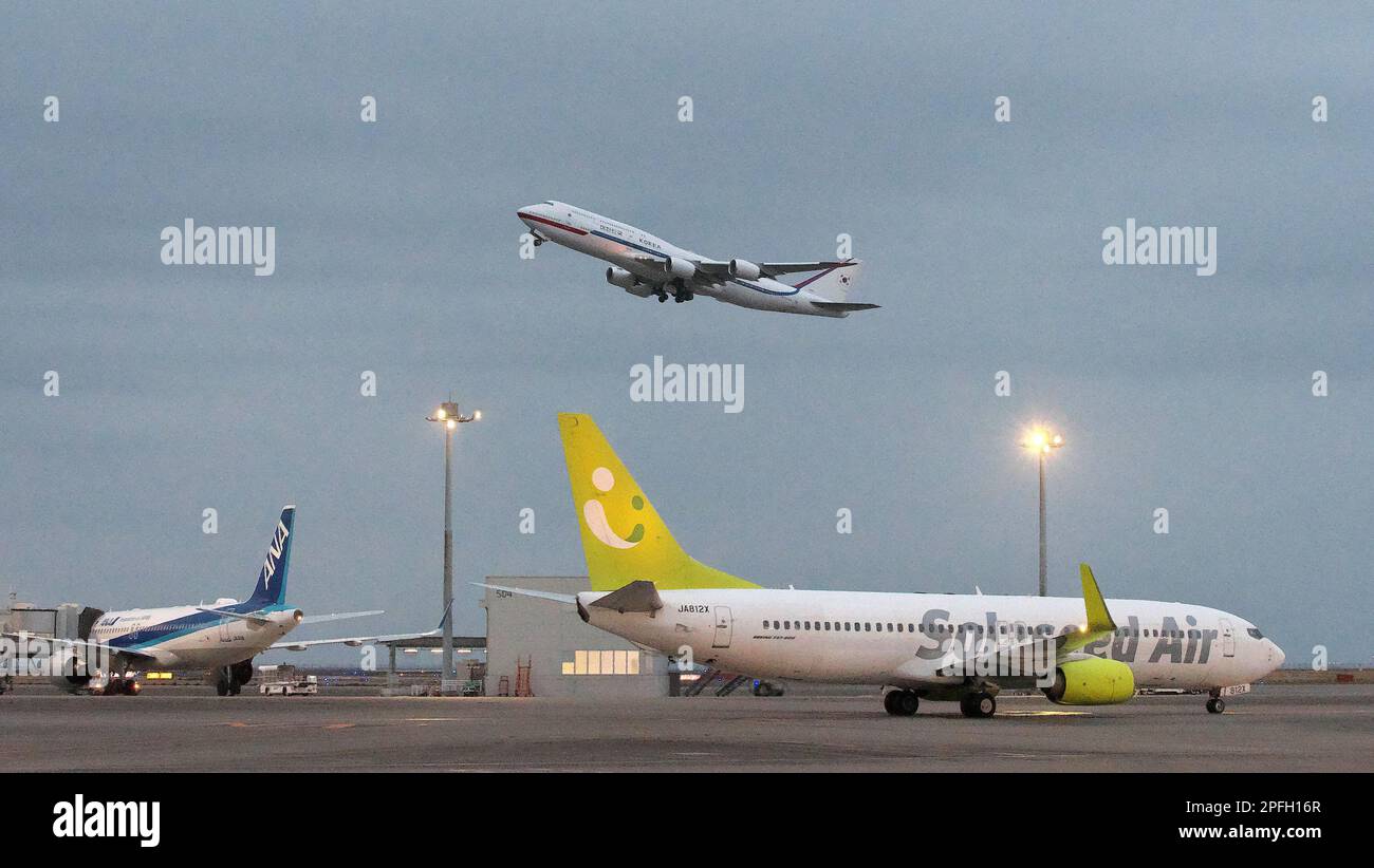 Tokyo, Giappone. 17th Mar, 2023. Il presidente della Corea del Sud Yoon Suk-yeol a bordo del Boeing 747-8i 'Code One' parte dall'aeroporto internazionale di Tokyo, in Giappone, giovedì 17 marzo 2023. Foto di Keizo Mori/UPI Credit: UPI/Alamy Live News Foto Stock