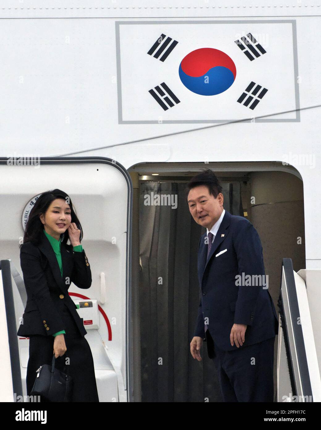 Tokyo, Giappone. 17th Mar, 2023. Il presidente sudcoreano Yoon Suk-yeol e sua moglie Kim Keon-hee salpano a bordo del Boeing 747-8i 'Code One' all'aeroporto internazionale di Tokyo, Giappone, giovedì 17 marzo 2023. Foto di Keizo Mori/UPI Credit: UPI/Alamy Live News Foto Stock