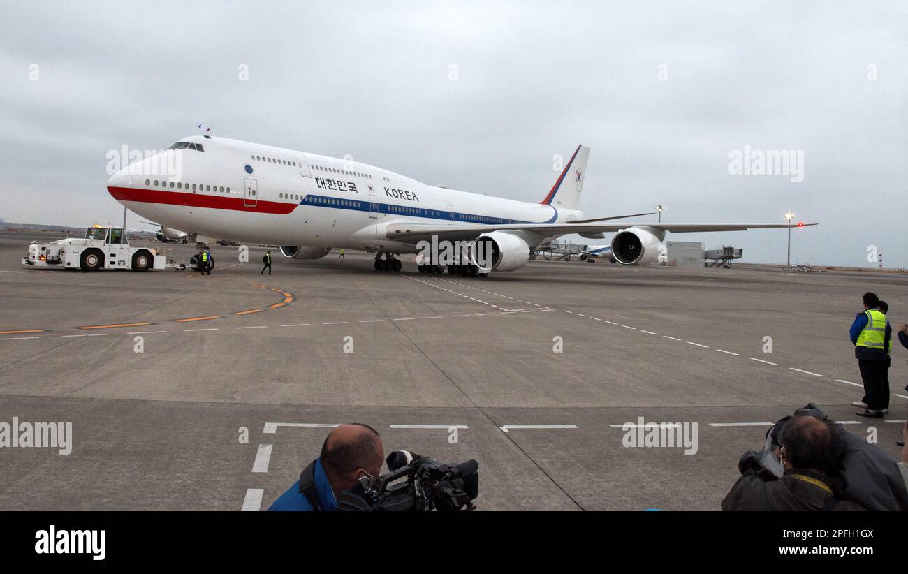 Tokyo, Giappone. 17th Mar, 2023. Il presidente della Corea del Sud Yoon Suk-yeol a bordo del Boeing 747-8i 'Code One' parte dall'aeroporto internazionale di Tokyo, in Giappone, giovedì 17 marzo 2023. Foto di Keizo Mori/UPI Credit: UPI/Alamy Live News Foto Stock