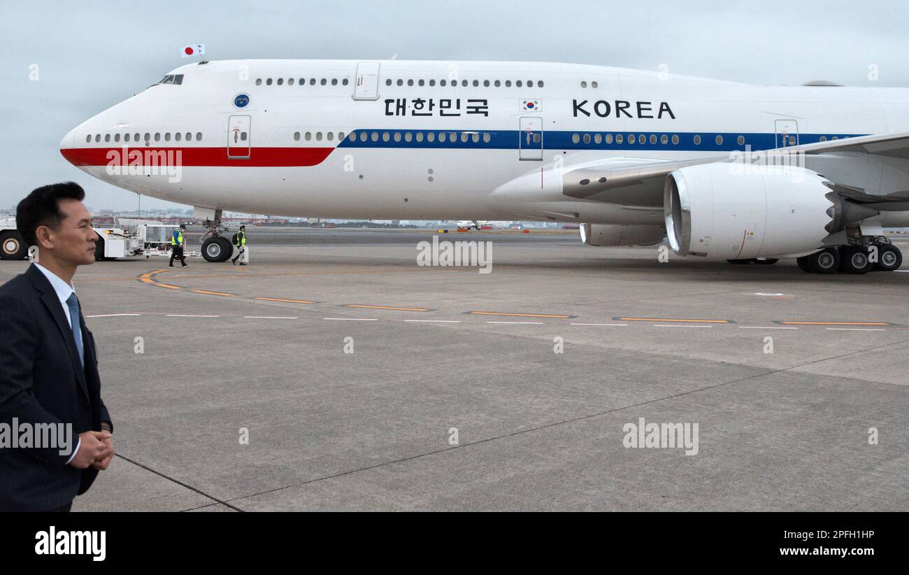 Tokyo, Giappone. 17th Mar, 2023. Membro del servizio di sicurezza presidenziale sudcoreano guardia di stand durante il presidente sudcoreano Yoon Suk-yeol a bordo del Boeing 747-8i 'Code One' lasciare presso l'aeroporto internazionale di Tokyo a Tokyo, Giappone Giovedi, 17 marzo 2023. Foto di Keizo Mori/UPI Credit: UPI/Alamy Live News Foto Stock