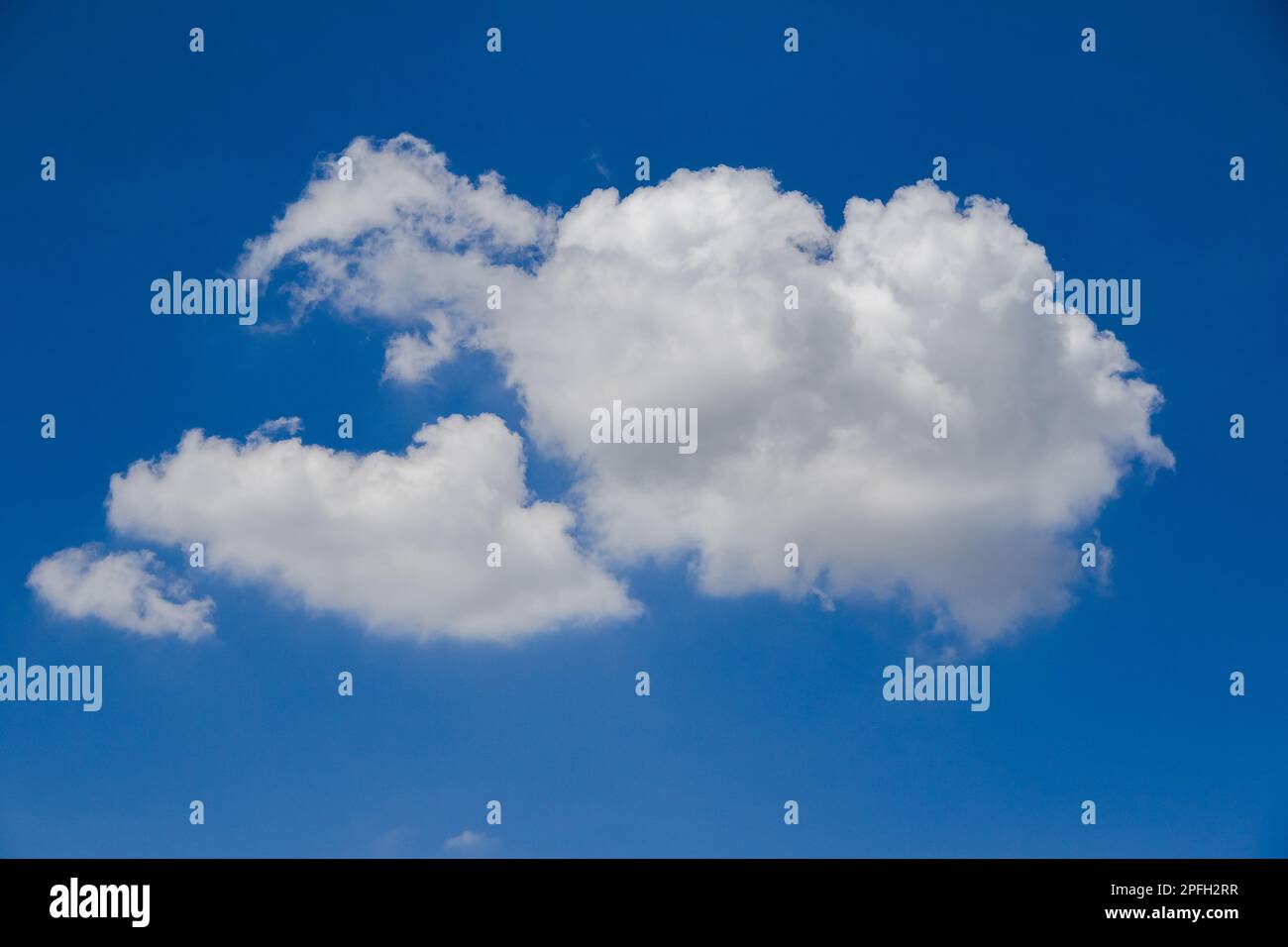 Grandi nuvole bianche nel cielo, nuvole e sfondo del cielo, nuvole e sfondi del cielo Foto Stock