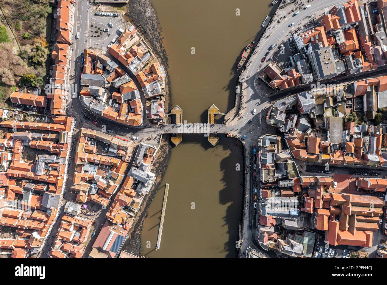 Una mappa aerea vista in stile diretto sopra il ponte swing che unisce i diversi lati della città di mare di Whitby attraverso il fiume Esk Foto Stock