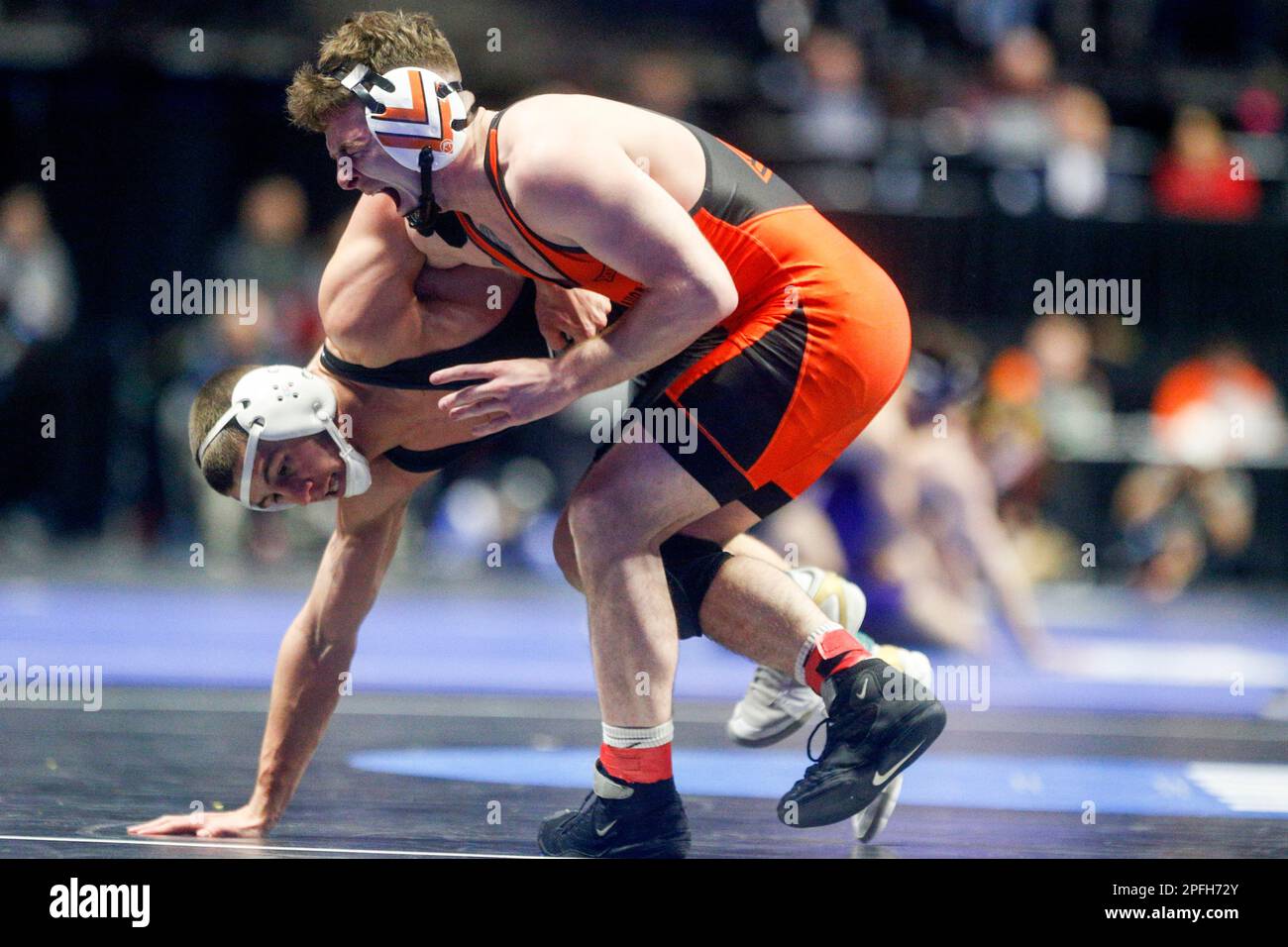 Oklahoma State's Kaden Gfeller yells while wrestling Virginia Tech's Bryce Andonian during day one of the NCAA Wrestling Championships 2023 at the BOK Center in Tulsa, Okla. on Thursday, March 16, 2023.(Ian Maule/Tulsa World via AP) Foto Stock