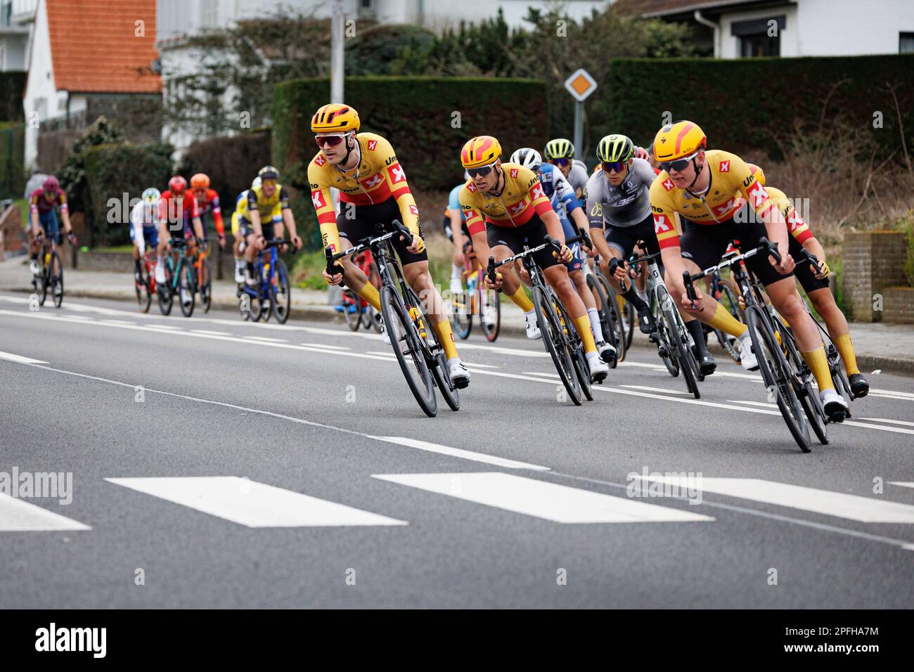 Il pacchetto di piloti raffigurati in azione durante la 'Bredene Koksijde Classic' gara ciclistica di una giornata, a 191,6 km da Bredene a Koksijde, venerdì 17 marzo 2023. BELGA FOTO KURT DESPLENTER Foto Stock