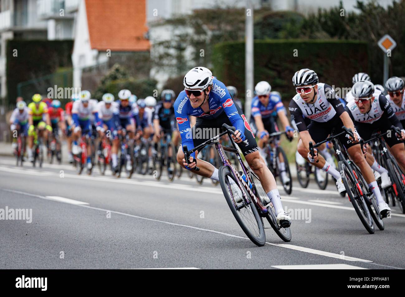 Il pacchetto di piloti raffigurati in azione durante la 'Bredene Koksijde Classic' gara ciclistica di una giornata, a 191,6 km da Bredene a Koksijde, venerdì 17 marzo 2023. BELGA FOTO KURT DESPLENTER Foto Stock