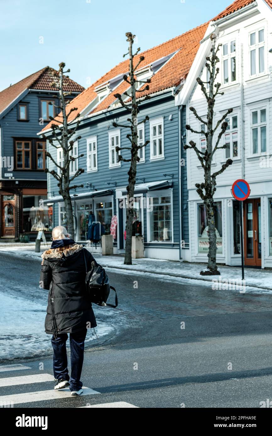 Stavanger, Norvegia, 10 2023 marzo, One Woman Crossing Road Old Town Stavanger Foto Stock