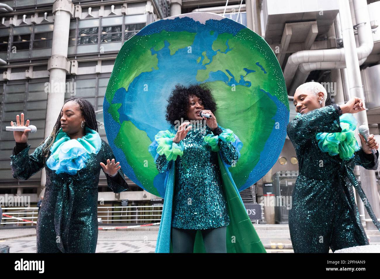 Londra, Regno Unito. 17 marzo, 2023. Gli attivisti del clima 'Mothers Rise Up' palcoscenico una protesta musicale in vista della Festa della mamma che chiama il mercato assicurativo dei Lloyd's. Foto Stock