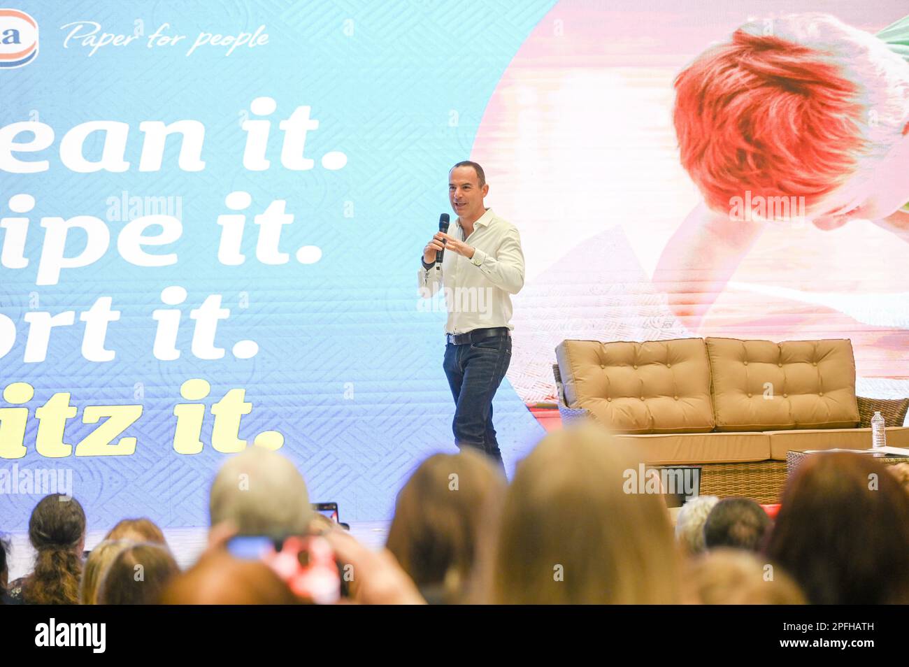 Londra, Regno Unito. 17th Mar, 2023. Relatori Martin Lewis, Cut Your Bills, Fight Your Cornerat The Ideal Home Show 2023 all'Olympia London. Credit: Vedi li/Picture Capital/Alamy Live News Foto Stock