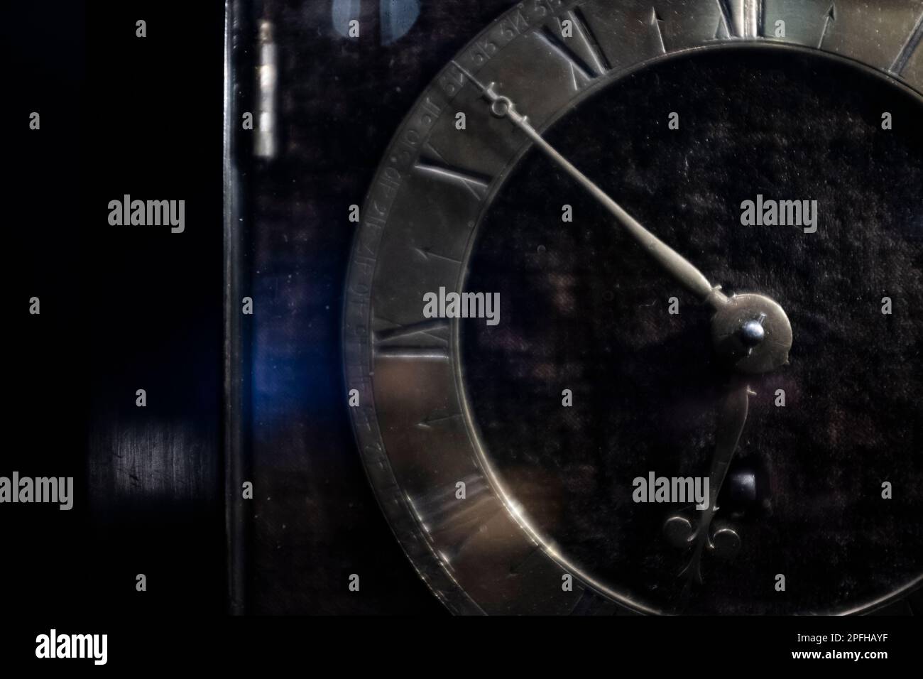 Antico orologio con antiche iscrizioni asiatiche e romane ancora da vicino Foto Stock