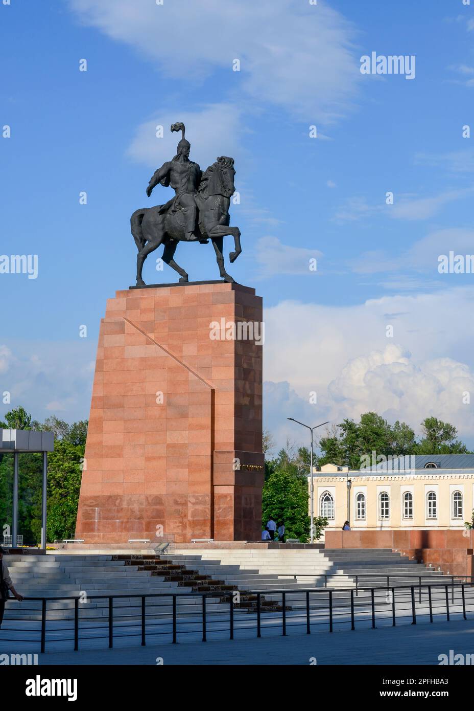 Monumento all'eroe nazionale del Kirghizistan Aikol Manas a Bishkek, come è scritto sul monumento Foto Stock