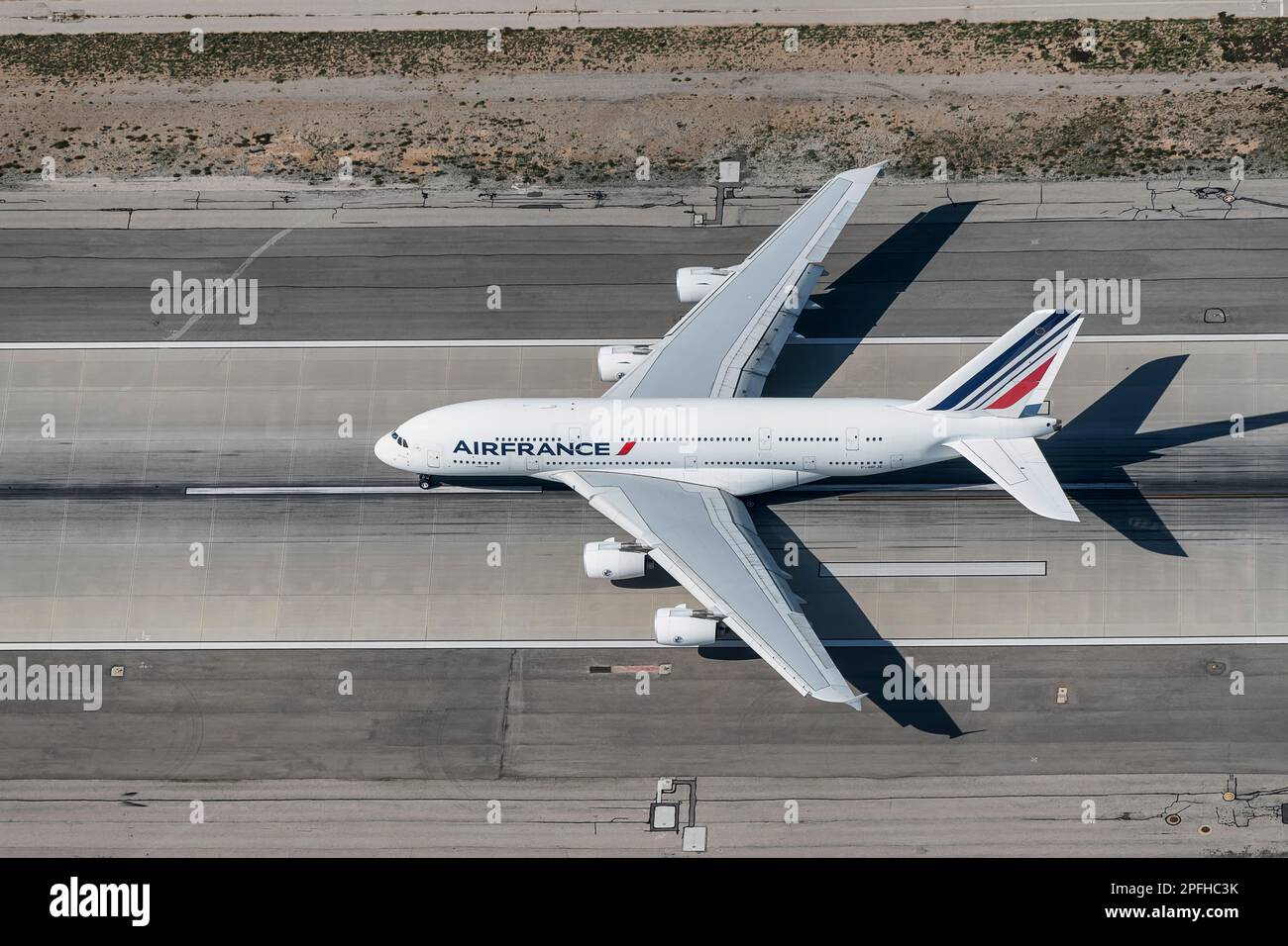 Aereo di linea commerciale decollo all'Aeroporto Internazionale di Los Angeles LAX visto da un elicottero Foto Stock