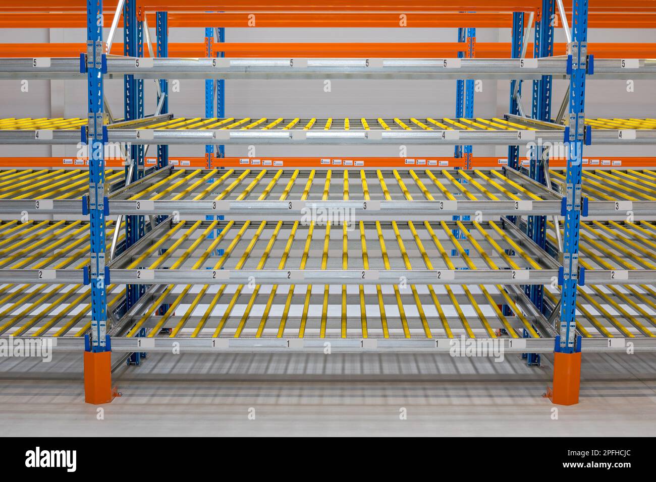 Scaffalatura rack Gravity Flow nel magazzino di distribuzione Foto Stock