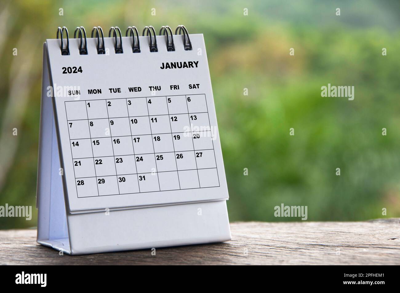 2024 Gennaio mese calendario con sfondo natura sfocata. Concetto di spazio di copia e calendario. Foto Stock