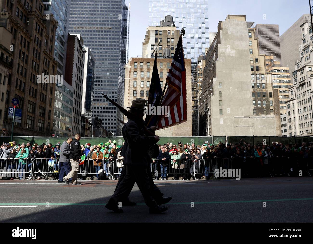 New York, Stati Uniti. 17th Mar, 2023. I Marchers Parade si spostano sulla Fifth Avenue presso la St Parata del giorno di Patrick a New York City venerdì 17 marzo 2023. Foto di John Angelillo/UPI Credit: UPI/Alamy Live News Foto Stock